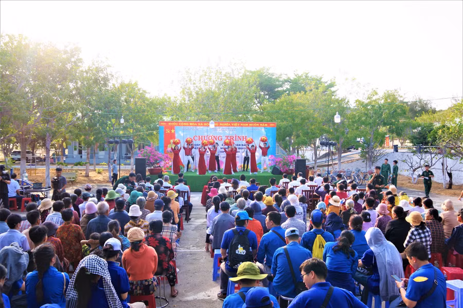 Quang cảnh chương trình “Xuân Biên phòng ấm lòng dân bản” tại Đồn Biên phòng Phước Thuận, BĐBP Bà Rịa-Vũng Tàu. Quang cảnh chương trình “Xuân Biên phòng ấm lòng dân bản” tại Đồn Biên phòng Phước Thuận, BĐBP Bà Rịa-Vũng Tàu.