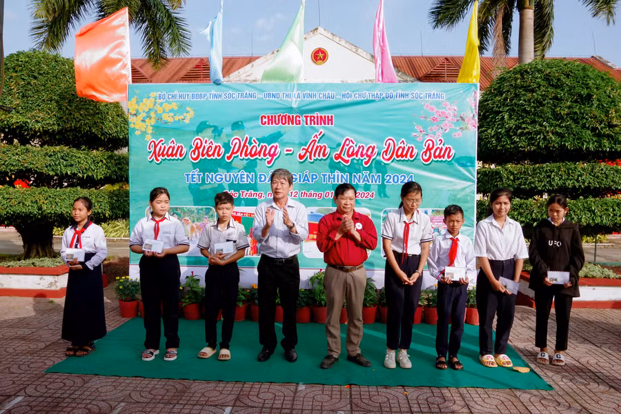 Trao học bổng cho các em học sinh trong chương trình “Nâng bước em tới trường” tại khu vực biên giới tỉnh Sóc Trăng. Trao học bổng cho các em học sinh trong chương trình “Nâng bước em tới trường” tại khu vực biên giới tỉnh Sóc Trăng.