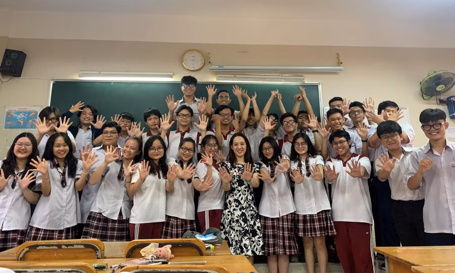 Cô Bùi Ngọc Thảo chụp ảnh lưu niệm cùng học sinh Trường THPT Nguyễn Hữu Thọ trước kỳ thi tốt nghiệp THPT. Cô Bùi Ngọc Thảo chụp ảnh lưu niệm cùng học sinh Trường THPT Nguyễn Hữu Thọ trước kỳ thi tốt nghiệp THPT.