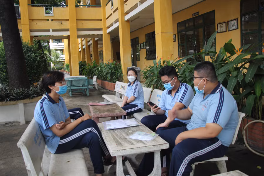 Nhiều thí sinh tại điểm thi Trường THPT Nguyễn Huệ đến rất sớm. Nhiều thí sinh tại điểm thi Trường THPT Nguyễn Huệ đến rất sớm.