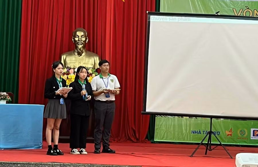 Phần trình bày của nhóm sinh viên Trường Đại học Tân Tạo. Phần trình bày của nhóm sinh viên Trường Đại học Tân Tạo.
