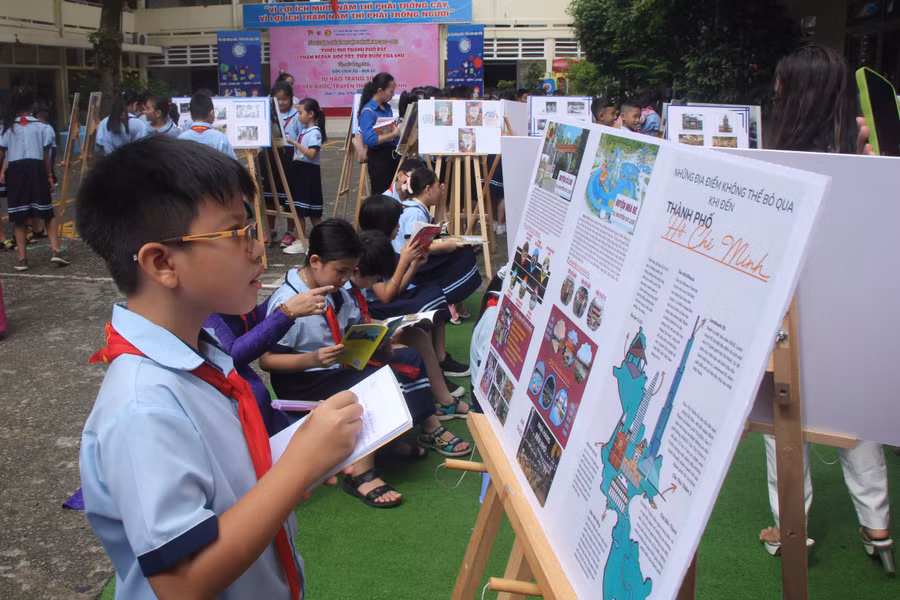 Học sinh tìm hiểu thông tin tại "Góc Lịch sử-Địa lý".