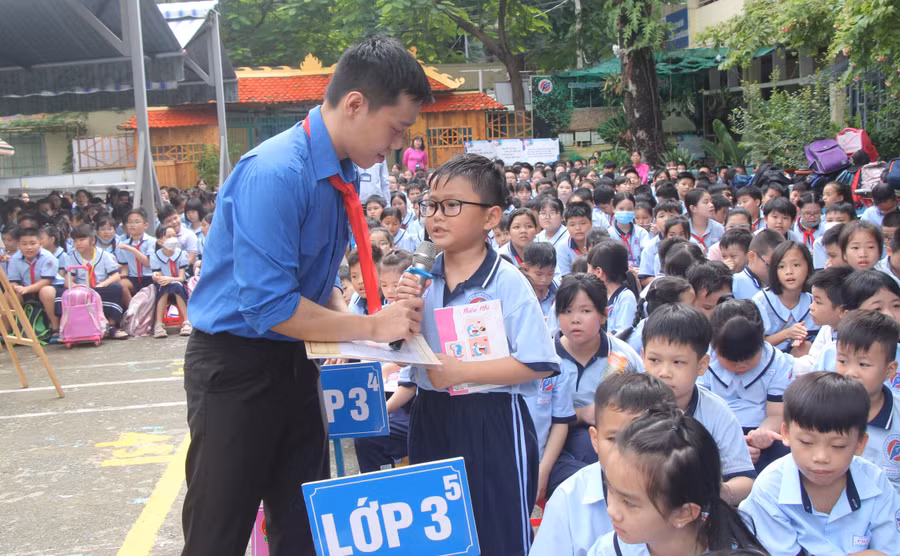 Học sinh hào hứng trả lời các câu hỏi về lịch sử trong buổi ra mắt.