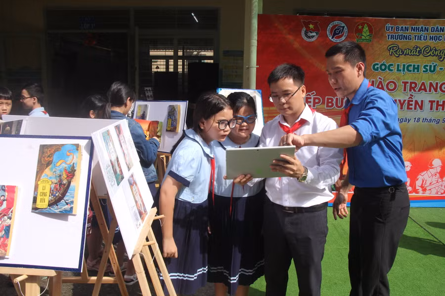 Giáo viên Trường tiểu học Phú Thọ hướng dẫn học sinh sử dụng mã QR để khai thác tư liệu.