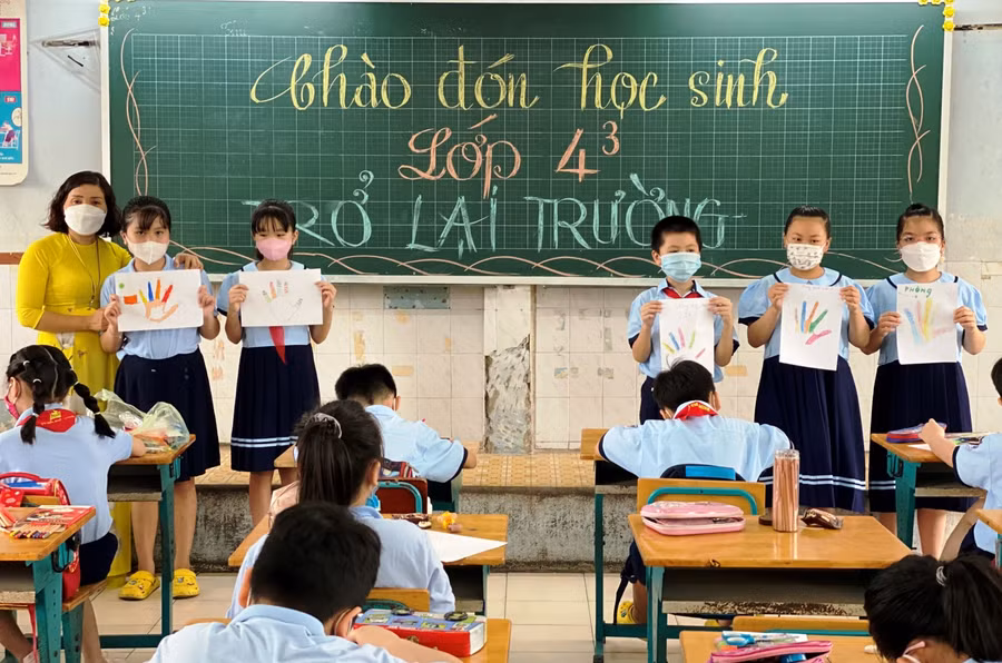 Học sinh Trường Tiểu học Phú Thọ (Quận 11) thực hiện tốt quy định 5K khi trở lại lớp.
