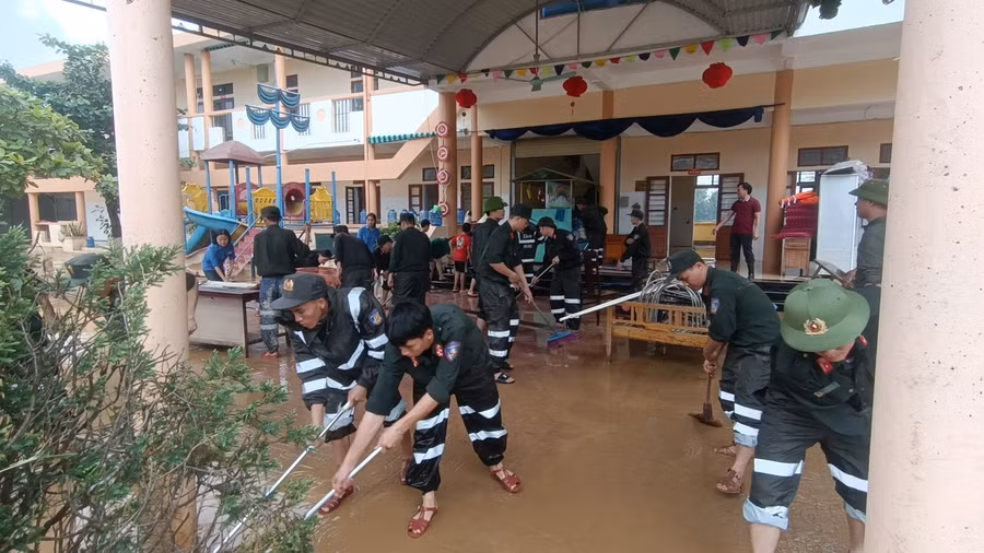 Gần 300 chiến sỹ công an của Trung đoàn Cảnh sát Cơ động thuộc Bộ Công an và Công an tỉnh Hà Tĩnh được tăng cường giúp các trường học dọn dẹp sau mưa lũ. Gần 300 chiến sỹ công an của Trung đoàn Cảnh sát Cơ động thuộc Bộ Công an và Công an tỉnh Hà Tĩnh được tăng cường giúp các trường học dọn dẹp sau mưa lũ.
