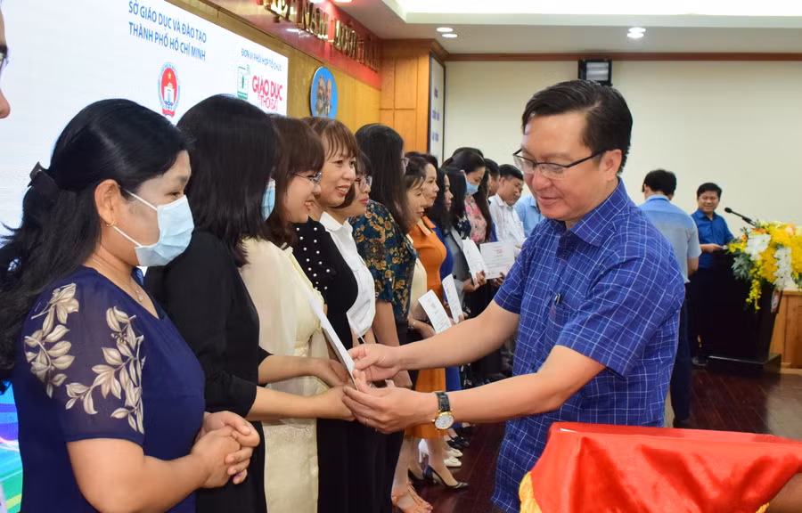 Ông Nguyễn Bảo Quốc, Phó Giám đốc Sở GD&ĐT trao chứng nhận cho các cán bộ. Ông Nguyễn Bảo Quốc, Phó Giám đốc Sở GD&ĐT trao chứng nhận cho các cán bộ.