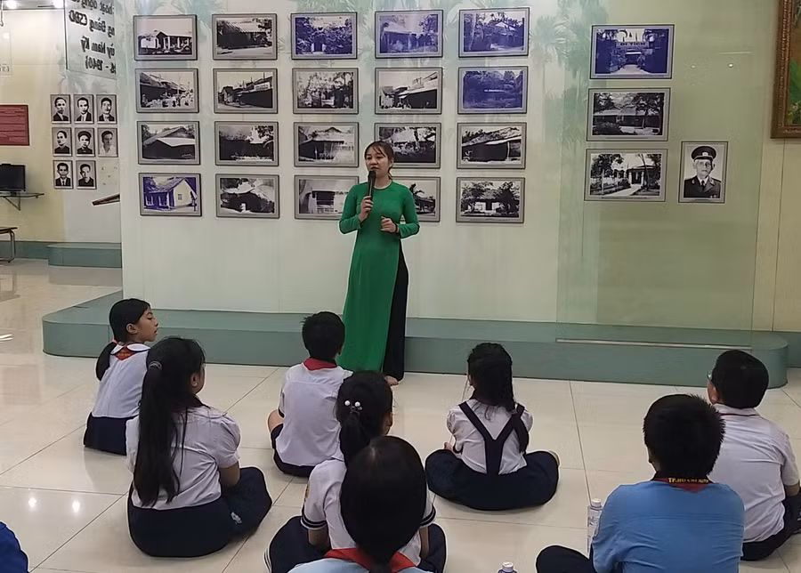Thông qua các buổi tham quan khu di tích lich sử sẽ giúp học sinh hiểu rõ hơn về truyền thống dựng nước và giữ nước của ông cha.