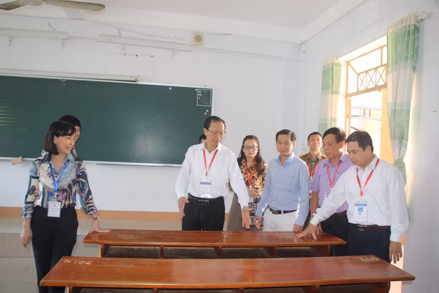 Thứ trưởng Phạm Ngọc Thưởng kiểm tra cơ sở vật chất tại điểm thi Trường THPT Ngô Quyền.