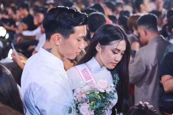 Cặp đôi dính nhau như hình với bóng trong đêm chung kết dù không lên tiếng xác nhận hẹn hò.