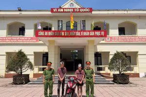 Nguyễn Thành Đạt và Nguyễn Văn Bảo (trú tại thôn Phúc Trung, xã Phúc Trạch) cùng tang vật vụ án. (Ảnh: CA xã Phúc Trạch)