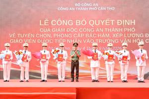 Thiếu tướng Huỳnh Việt Hòa, Giám đốc Công an TP Cần Thơ, trao quyết định cho các giáo viên.