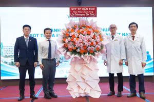 Sở Y tế TP Cần Thơ tặng hoa chúc mừng thành công ca Telesurgery (phẫu thuật từ xa) đầu tiên .