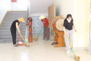 Giáo viên Trường Tiểu học Văn Yên (phường Thành Sen) vệ sinh trường lớp.
