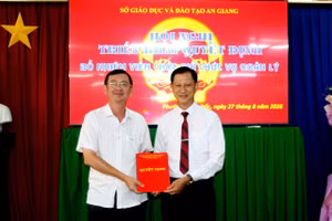 Ông Cao Quốc Điện (trái), Phó Giám đốc Sở Giáo dục và Đào tạo tỉnh An Giang, trao Quyết định bổ nhiệm ông Trần Quốc Vũ.