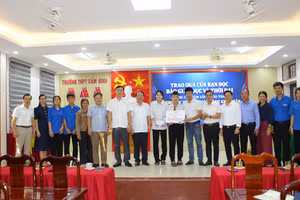 Báo GD&TĐ trao tiền bạn đọc ủng hộ hai chị em Thanh Hiền và Nhật Quang.