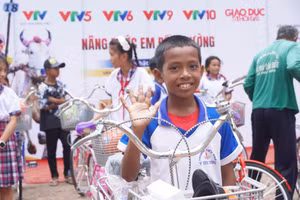 Háo hức đón xe mới, học sinh vùng biên An Giang thêm động lực đến trường. Ảnh: YP.