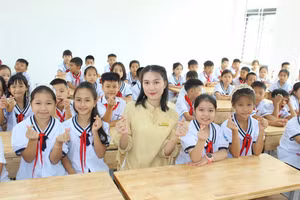 Từ lớp học ở bản làng xa hân hoan về ngôi trường mới