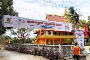 Băng rôn, cờ, phướng được trang hoàng rực rỡ tại khu vực Chùa Rô và sân đua bò.