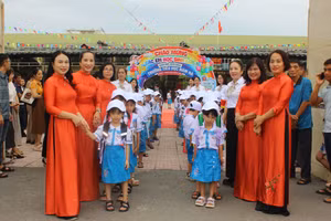 Giáo viên đón học sinh lớp 1 tựu trường.