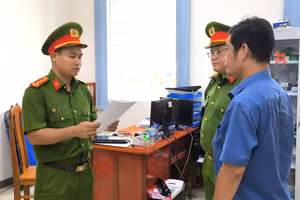Cơ quan CSĐT Công an tỉnh An Giang tống đạt quyết định khởi tố bị can đối với Nguyễn Kỳ Trí. Ảnh: CACC.