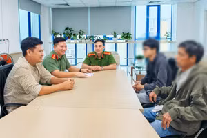 Gia đình em học sinh chủ động liên hệ cơ quan Công an để phối hợp trao trả lại tài sản cho anh Thanh (bìa trái). Ảnh: Công an Cần Thơ.