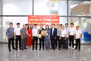 Ngành Giáo dục Hà Tĩnh đón Trần Minh Hoàng tại sân bay khi em vừa trở về từ Kỳ thi IMO tại Australia.