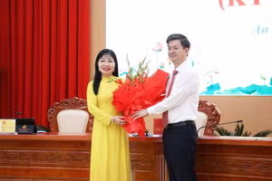 Ông Lê Quang Tùng, Bí thư Tỉnh ủy An Giang, tặng hoa chúc mừng bà Trần Thị Thanh Hương.