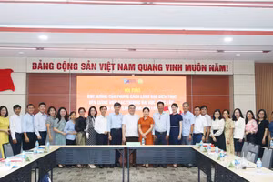 Đại biểu chụp ảnh lưu niệm tại hội thảo.
