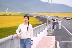 Chị Như Ngọc tạo dáng bên cung đường uốn lượn giữa đồng ruộng và núi non.