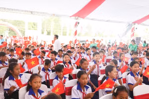 Những khoảnh khắc rộn ràng, xúc động của học sinh vùng biên dưới mái trường mới.