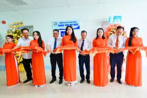 Nghi thức cắt băng khánh thành Trung tâm Hội nghị.