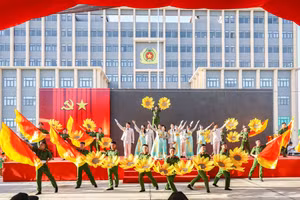 Sôi nổi tiết mục văn nghệ chào mừng tại lễ khai giảng.