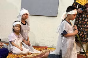 Hình ảnh xót xa của 3 anh em Hoàng Anh, Hà Anh và An Thư trong đám tang của bố.