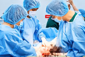 Ê-kíp thực hiện phẫu thuật cho bệnh nhân. Ảnh: BVCC.