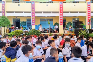 Học sinh tại tỉnh An Giang tựu trường ngày 29/8, khai giảng ngày 5/9. Ảnh: Trọng Nhân.