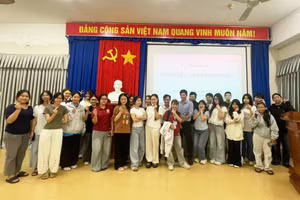 ThS Trương Chí Hùng cùng các sinh viên tại chuỗi chuyên đề về kỹ năng và đời sống sinh viên.