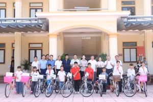 10 chiếc xe đạp do Báo GD&TĐ kết nối với doanh nghiệp trao tặng cho học sinh xã Kỳ Xuân.