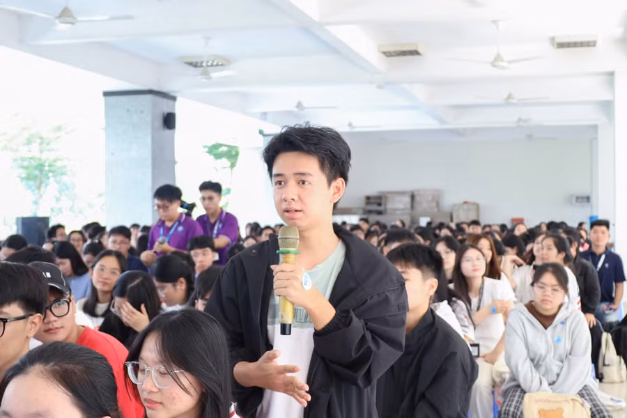 Sinh viên trao đổi tại chương trình. Ảnh: HCMULAW.