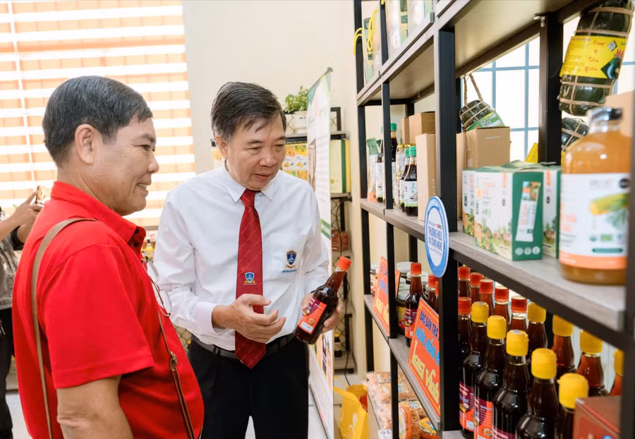 Sản phẩm mang thương hiệu địa phương được trưng bày. Ảnh: NTTU. 