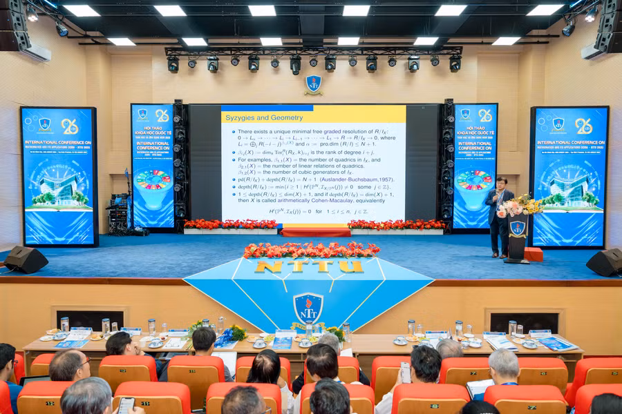 cac-bao-cao-tai-hoi-thao-khong-chi-the-hien-chieu-sau-nghien-cuu-chuyen-nganh-ma-con-gop-phan-khang-dinh-vi-the-hoc-thuat-cua-hoi-thao-tren-truong-quoc-te-4-min.jpg