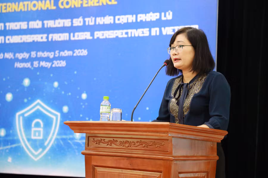 ts-tran-thi-thu-ha-truong-bo-mon-luat-hanh-chinh-khoa-luat-hanh-chinh-nha-nuoc-ulaw-phat-bieu-tham-luan-1.jpg