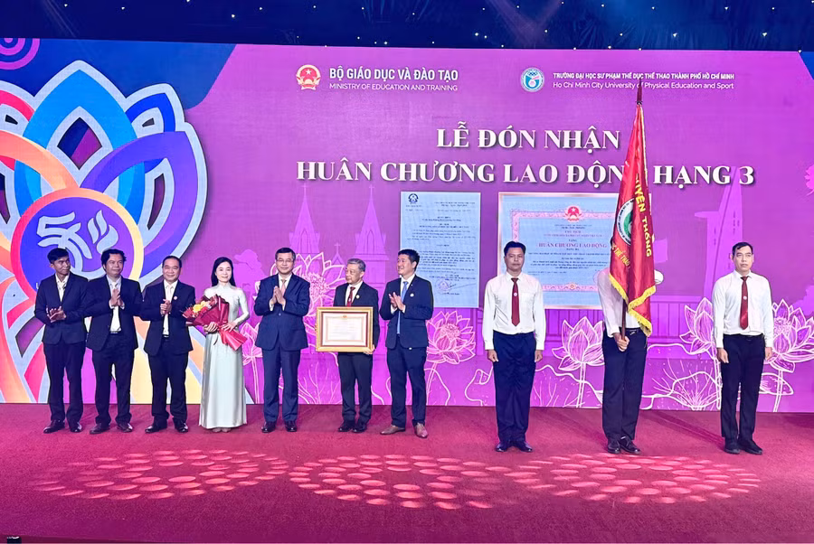 Trường Đại học Sư phạm Thể dục Thể thao TPHCM nhận Huân chương Lao động hạng Ba sáng 20/3. Ảnh: Thùy Linh. 