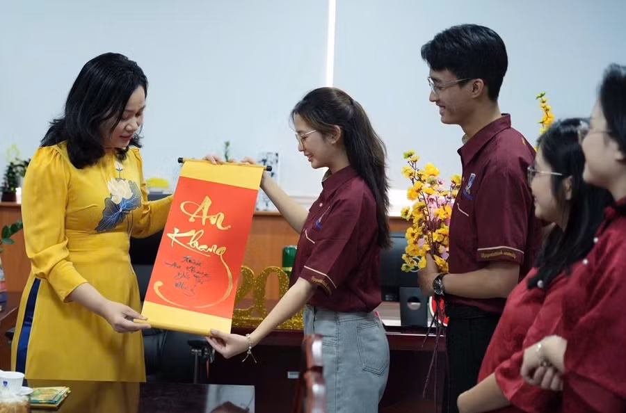 Xuân Thảo gửi lời chúc tết tới giảng viên nhà trường. Ảnh: X.T.