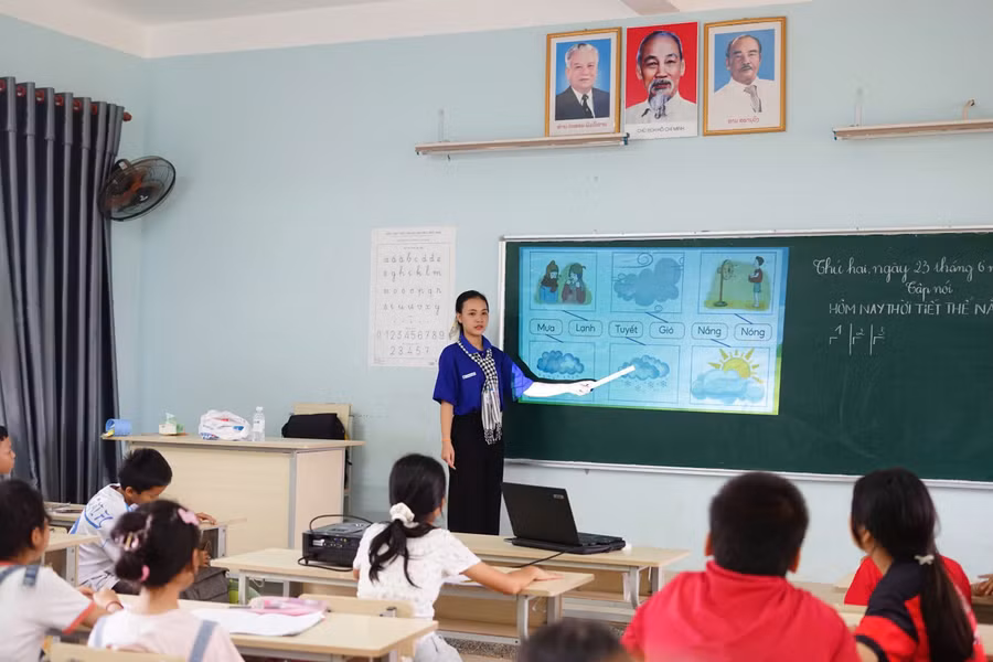 Lớp học tiếng Việt tại Trường Hữu nghị Việt Nam - Lào. Ảnh: HCMUE.