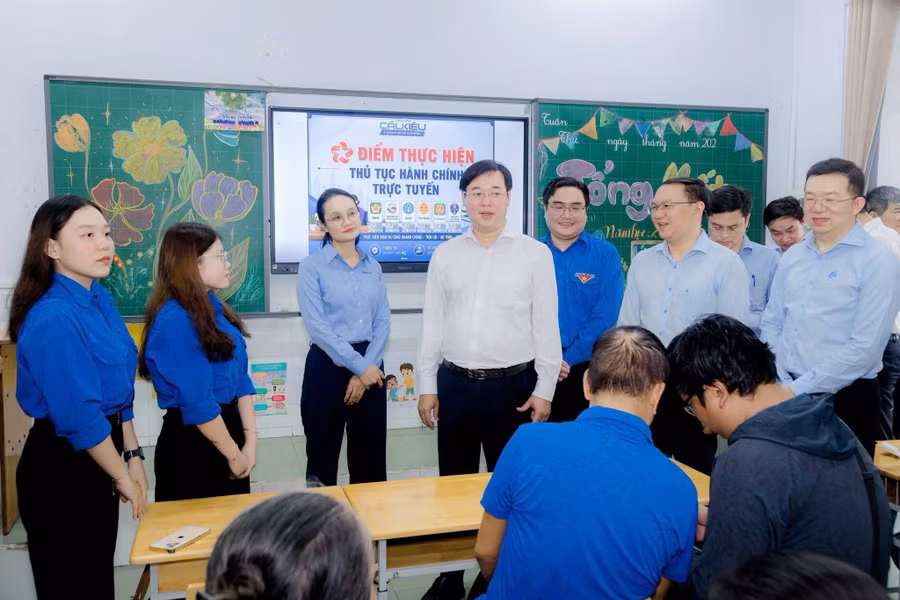 Phó bí thư thường trực Thành ủy TPHCM Lê Quốc Phong thăm, động viên lực lượng thanh niên. Ảnh: Thành Đoàn TPHCM. 