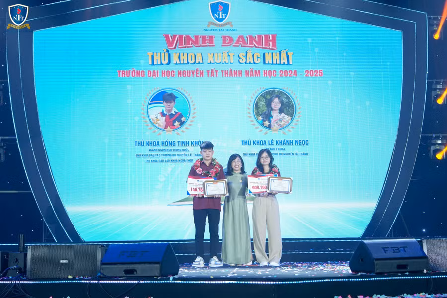 Hồng Tinh Khôi (bìa trái) được TS Trần Ái Cầm - Hiệu trưởng nhà trường trao bằng khen cùng phần thưởng. Ảnh: NTTU.