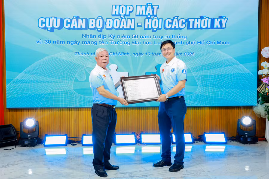 trao-tang-ca-khuc-ve-truong-nhan-dip-50-nam-truyen-thong-1.jpg