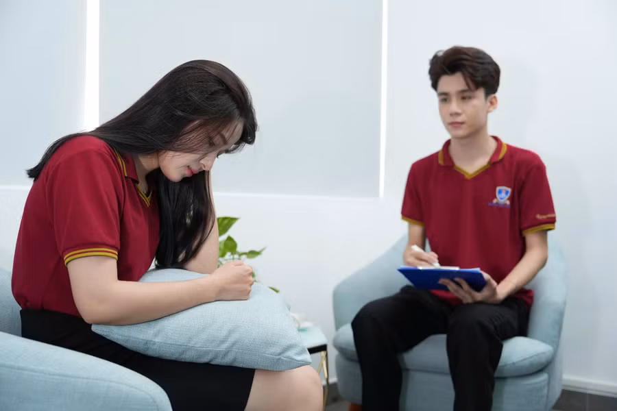 Sinh viên có nhiều nỗi lo, trong đó có chuẩn ngoại ngữ đầu ra, trước khi tốt nghiệp. Ảnh minh họa: T.T.