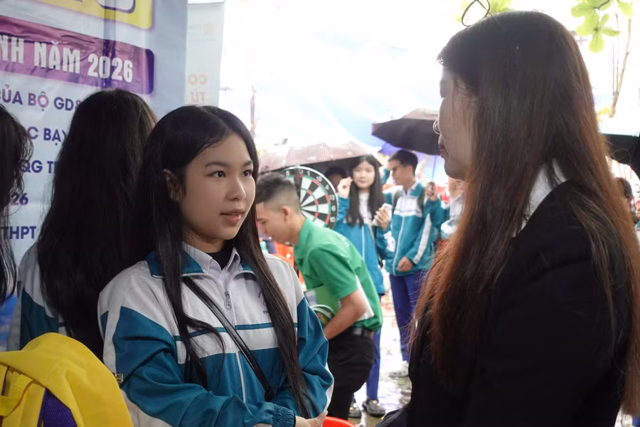 Học sinh THPT trao đổi với chuyên gia về chọn ngành nghề. Ảnh: UFM.